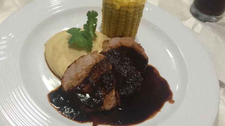 Plato con: lomito de la casa, elote a la mantequilla y puré de papa con zanahoria 