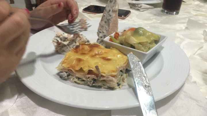 Pechuga rellena de tocino 🥓 queso crema y salsa de champiñones, lasaña a los 3 quesos y verduras al 