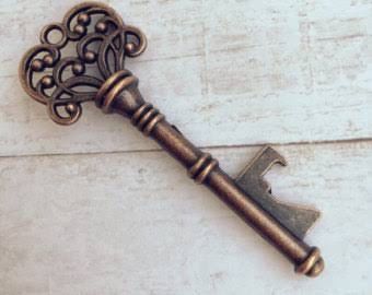 Destapados llave antiguas, cajita de dulces, abanicos dorados