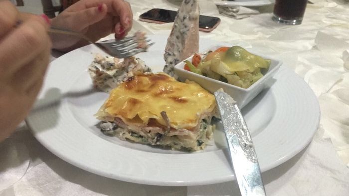 Pechuga rellena de tocino 🥓 queso crema y salsa de champiñones, lasaña a los 3 quesos y verduras al 