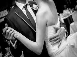 Línea del tiempo con fotografías de los novios. - 3