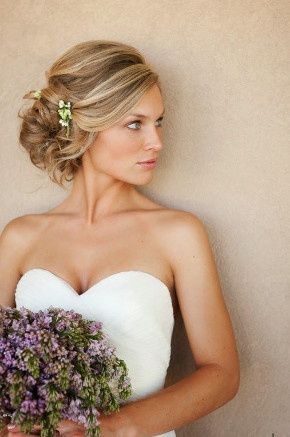 recogido de lado con florecitas