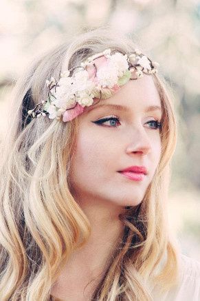 cabello ondulado largo con corona de flores 3