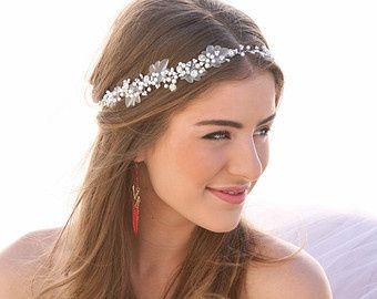 cabello lacio suelto con diadema de encaje y flores