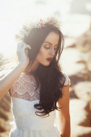 cabello ondulado largo con corona de flores 4