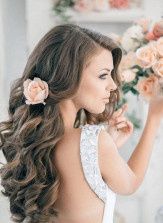 cabello ondulado largo suelto con flor de lado