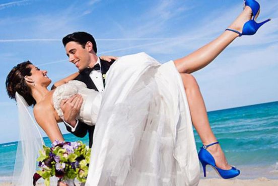 zapatos azules en la playa 