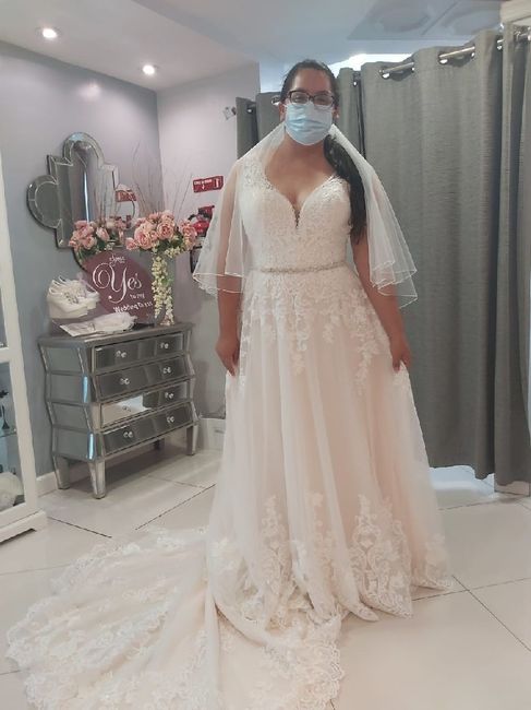 Arantxa reta a los novios de la comu a elegir el vestido 1