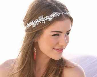 cabello lacio suelto con diadema de encaje y flores