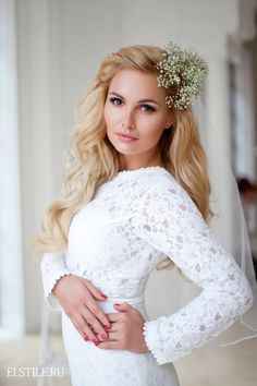 cabello ondulado largo con flores de lado