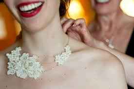 la idea de un collar para algo prestado o viejo es linda