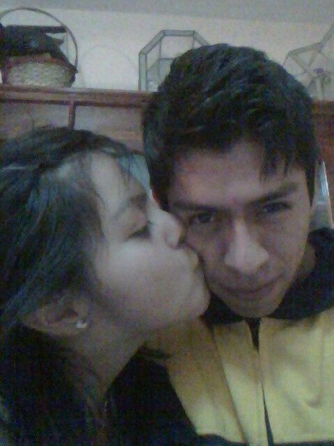 Su primera foto al ser novios - 1