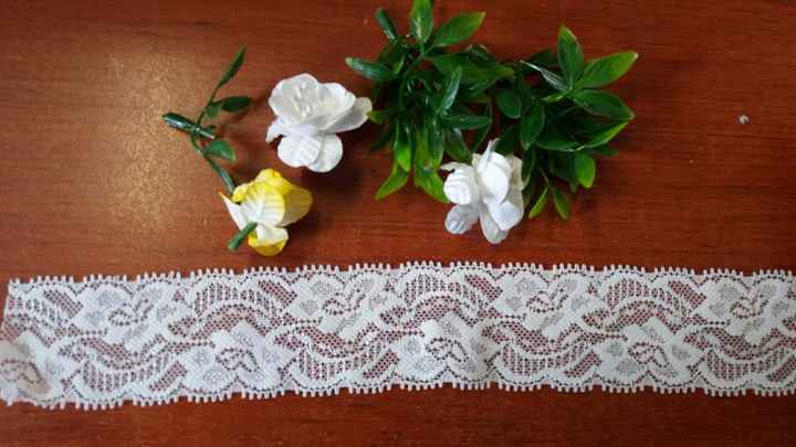 material: encaje elástico y flores