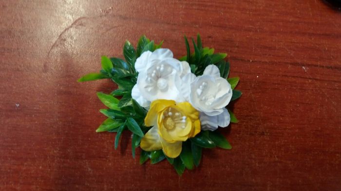 follaje y flores pegadas con silicon en el cuadro de fieltro