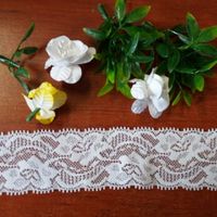 material: encaje elástico y flores