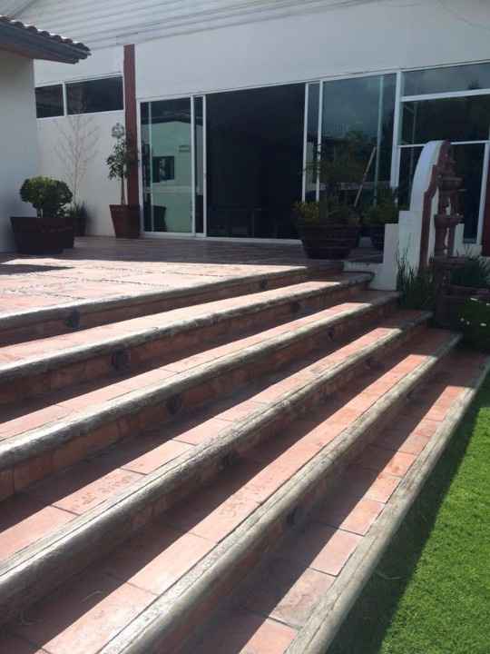 la bajada al patio 