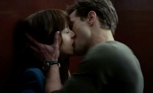 Beso y reto 1: beso de película laura - 1