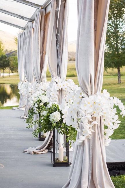 Decoración con telas y flores. - 3