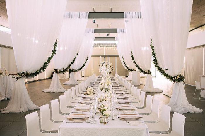 Decoración con telas y flores. - 11