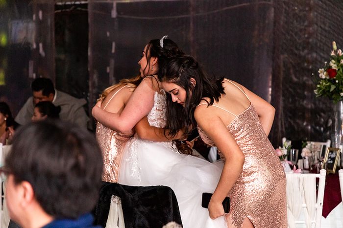 Los abrazos que sí o sí tienes que fotografiar en tu boda 📸 - 1