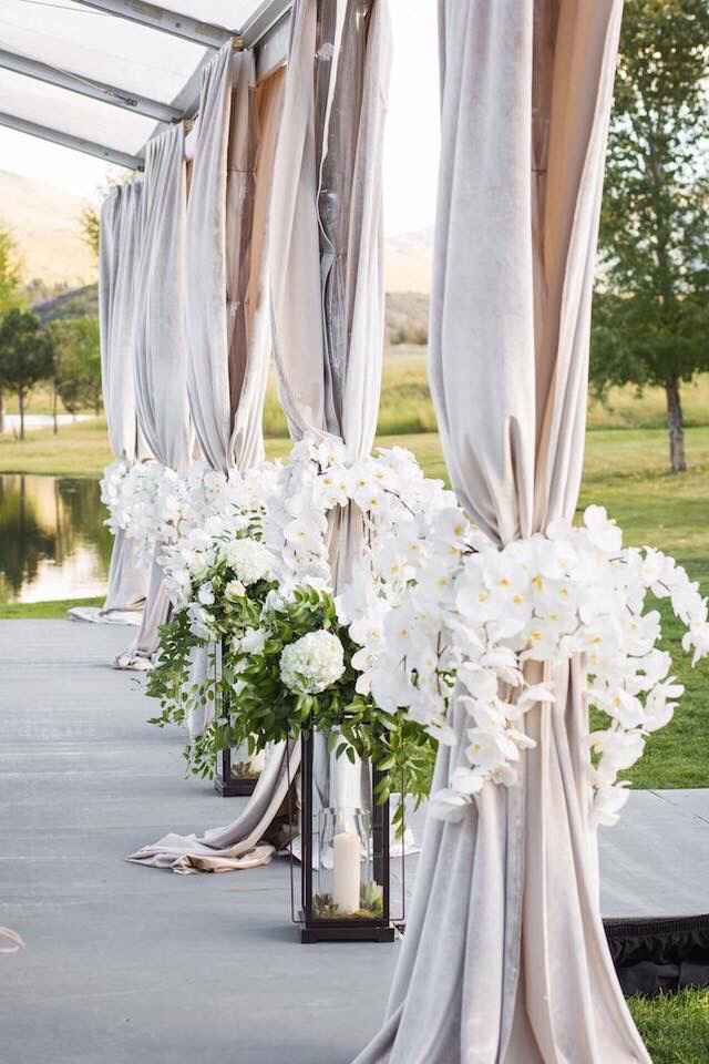 Decoración con telas y flores. - 3