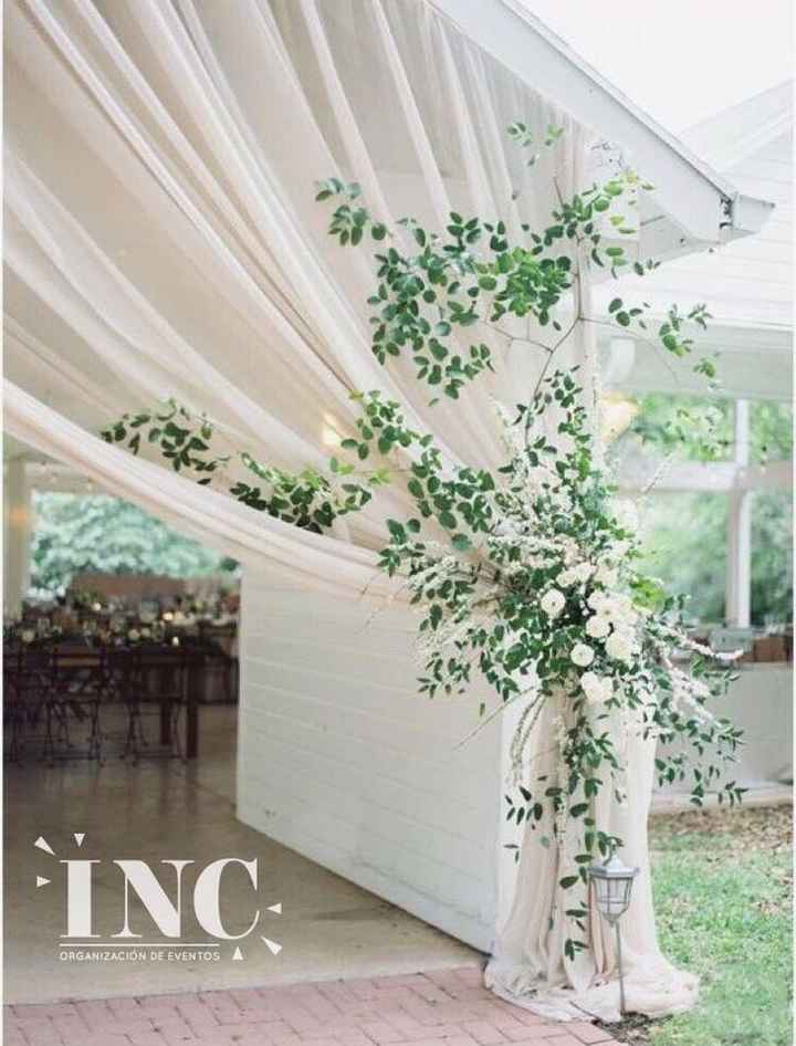 Decoración con telas y flores. - 7