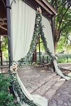 Decoración con telas y flores. - 8