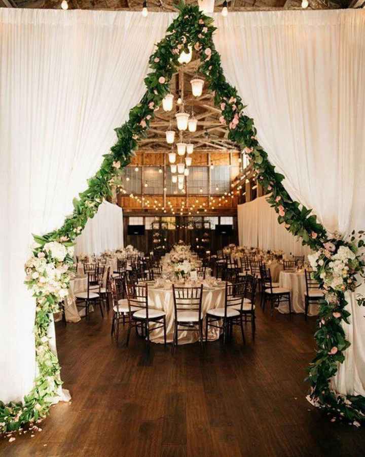 Decoración con telas y flores. - 12