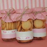 Nosotros tenemos pensado poner frascos con galletitas como estos