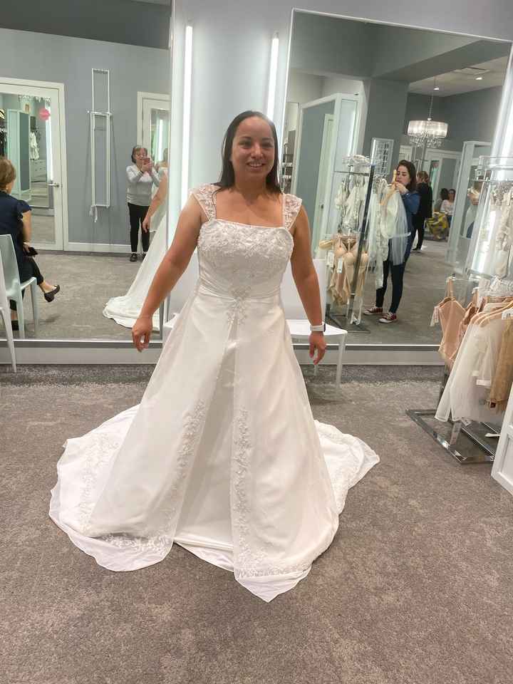 Cuántos vestidos se midieron, para llegar al indicado? - 3