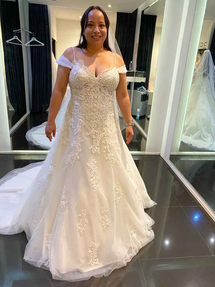 Cuántos vestidos se midieron, para llegar al indicado? - 5