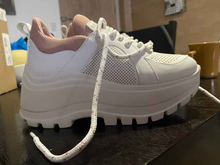 Mis tenis de novia - 1