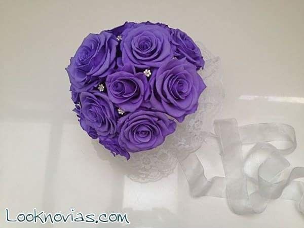Ideas de ramo para boda lila y plata. - 1