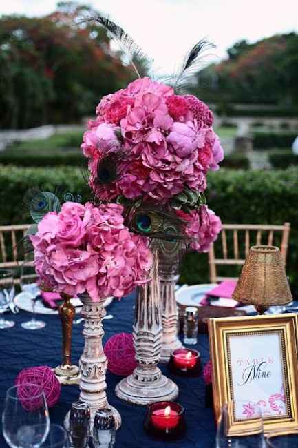 Decoraciones para bodas en azul marino y fucsia