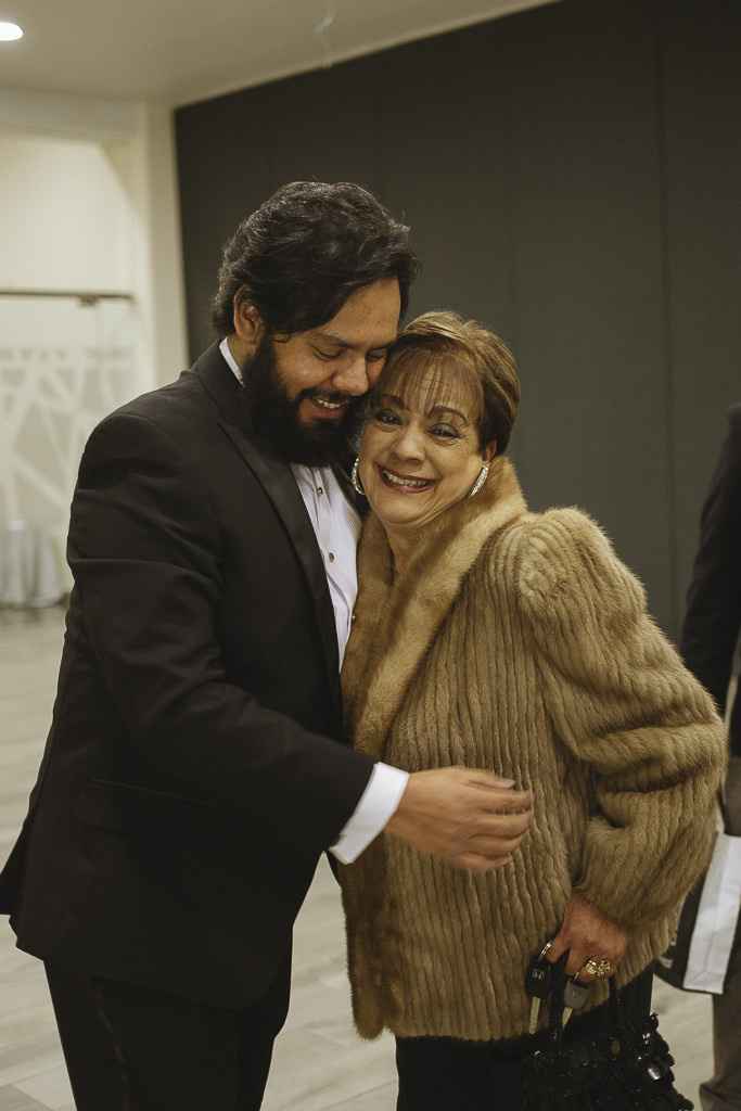 Cuando vayas a buscar tu look de boda, tu mamá: - 1