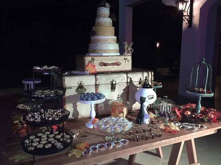 Pastel y mesa de dulces