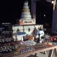 Pastel y mesa de dulces
