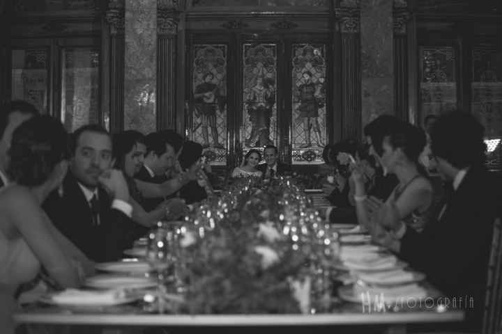 Los novios al fondo con perspectiva de la mesa grande