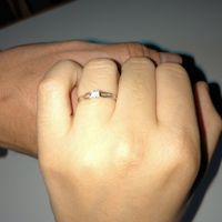 📸 Publica una foto mostrando su anillo de compromiso o alianza de boda - 1