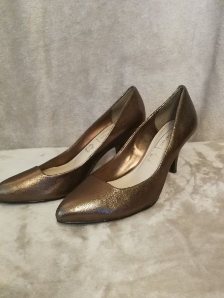 Zapatos bronce, un toque elegante para tu boda - 21