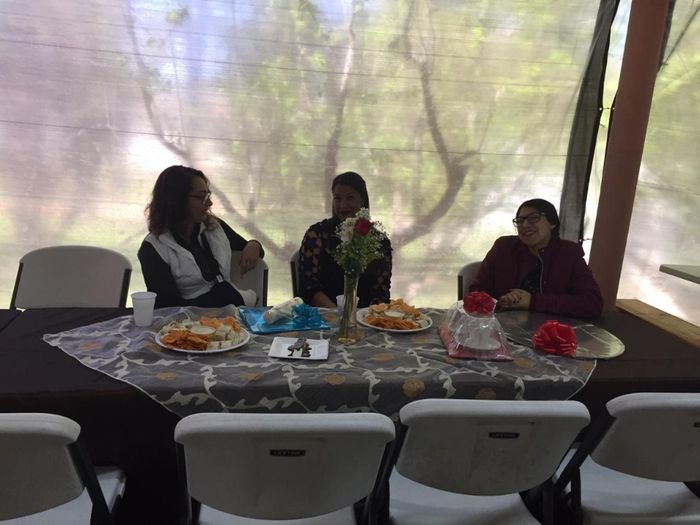En total fueron 50 invitados, afuera de la cabaña había juegos y columpios, así que los niños estaba