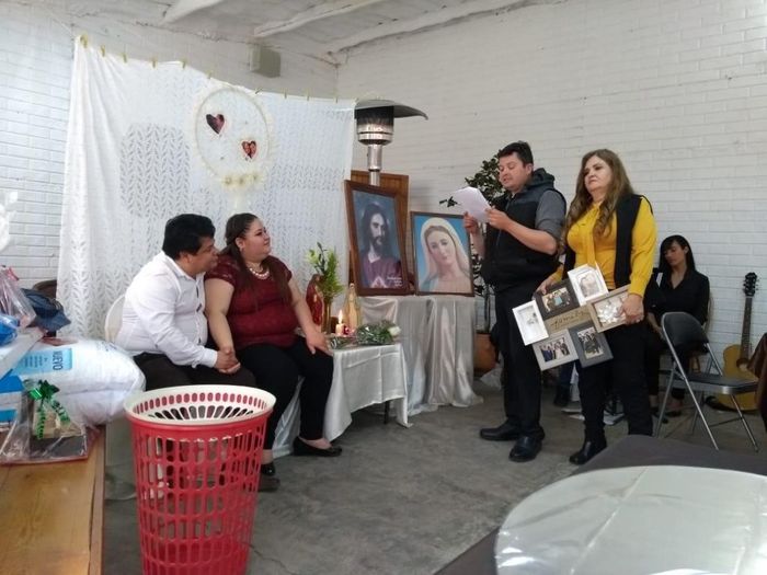 Cada pareja, pasaba a hacer lectura del significado del regalo y nos hacían la entrega, dedicaban un