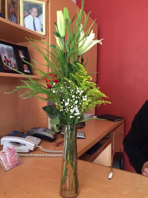Arreglo 1 nos cobraron 50 pesos por las flores y el follaje