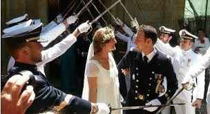 Saliendo de la iglesia por escolta naval