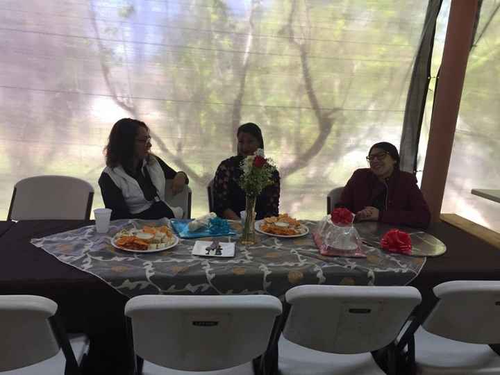 En total fueron 50 invitados, afuera de la cabaña había juegos y columpios, así que los niños estaba