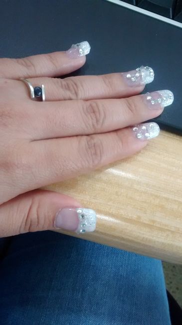 uñas y anillo de compromiso