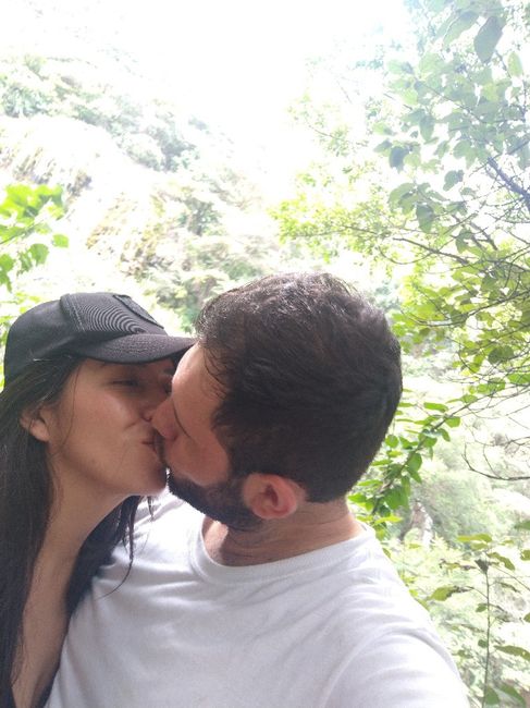 Karla reta a los novios de la comu a subir una foto de ellos besándose 27
