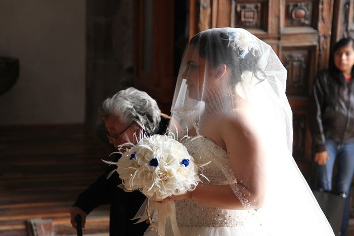 Entrando a la Iglesia con mi abuelita