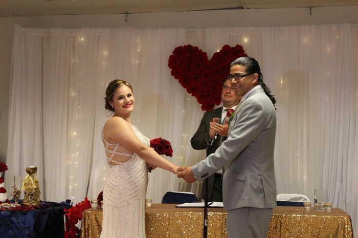 Los novios dando el sí