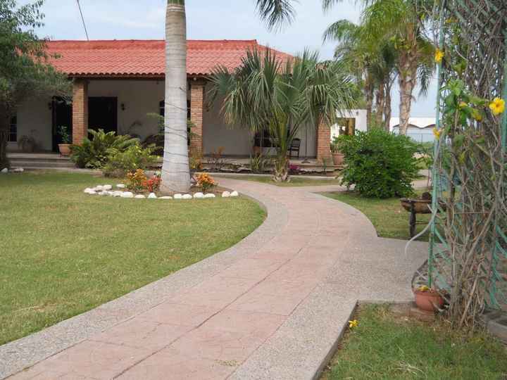 Aquí será la ceremonia, el kioskito es donde estaremos nosotros, ahora es blanco.